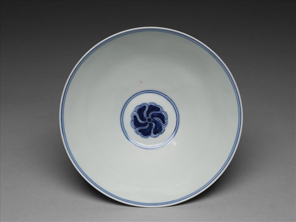 青花纏枝番蓮紋碗