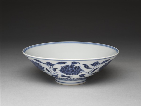 青花纏枝番蓮紋碗