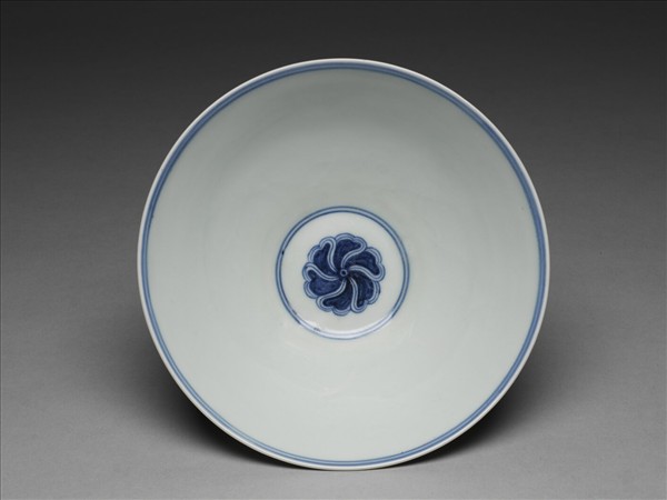 青花纏枝番蓮紋碗