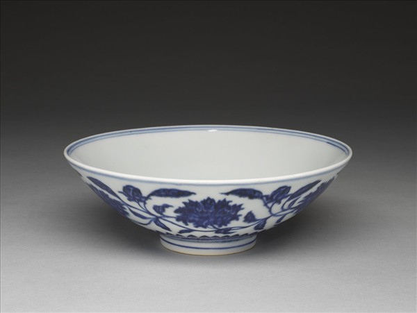 青花纏枝番蓮紋碗