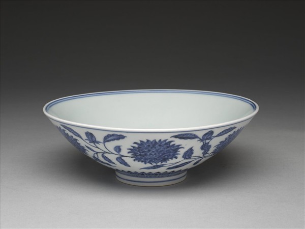 青花纏枝番蓮紋碗
