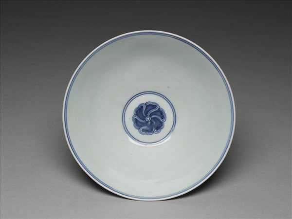 青花纏枝番蓮紋碗