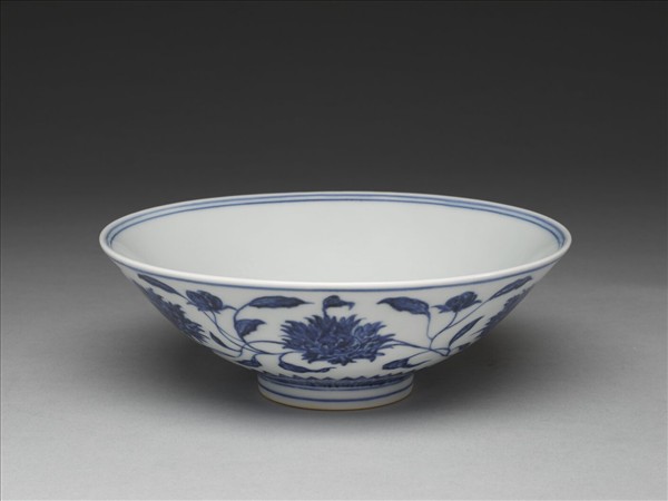 青花纏枝番蓮紋碗