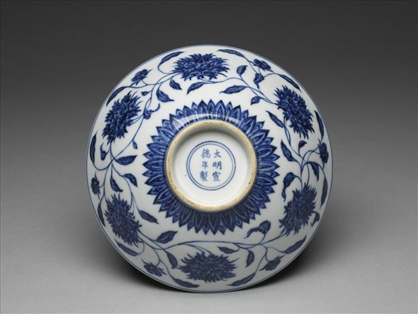 青花纏枝番蓮紋碗
