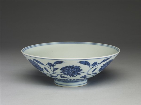 青花纏枝番蓮紋碗