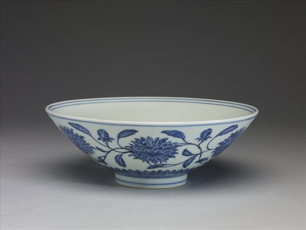 青花纏枝番蓮紋碗