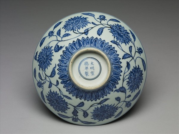 青花纏枝番蓮紋碗