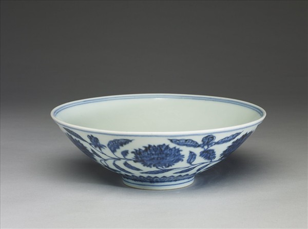 青花纏枝番蓮紋碗