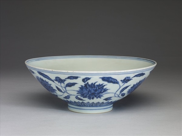 青花纏枝番蓮紋碗
