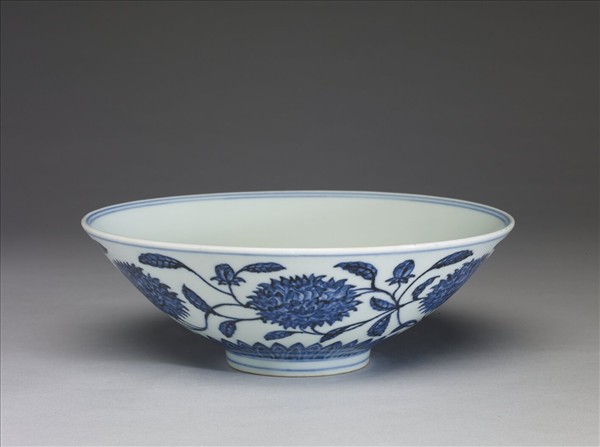 青花纏枝番蓮紋碗