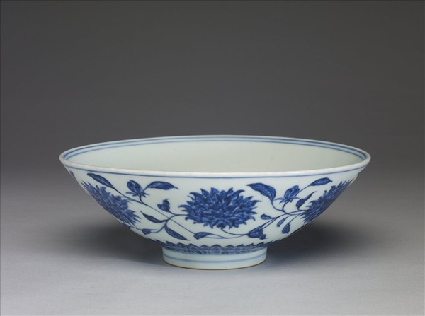 青花纏枝番蓮紋碗