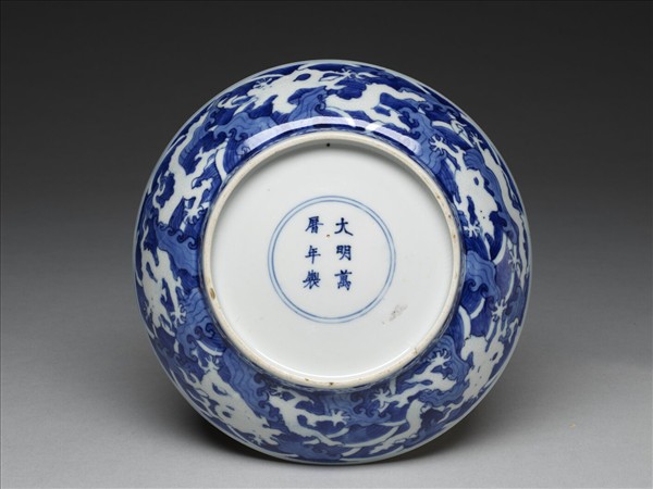 青花波濤龍紋盤