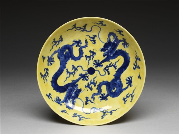 黃地青花雙龍紋盤