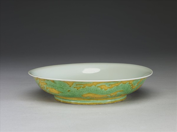 黃地綠彩龍紋盤