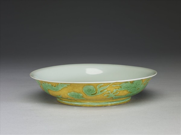 黃地綠彩龍紋盤