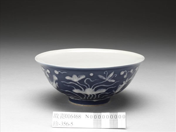 霽青釉白裡蓮塘魚藻紋碗