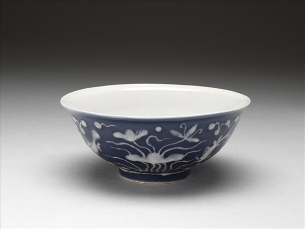 霽青釉白裡蓮塘魚藻紋碗