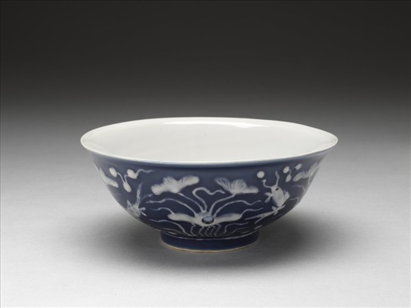 霽青釉白裡蓮塘魚藻紋碗