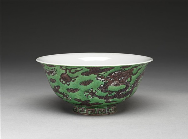 綠地紫彩龍紋碗