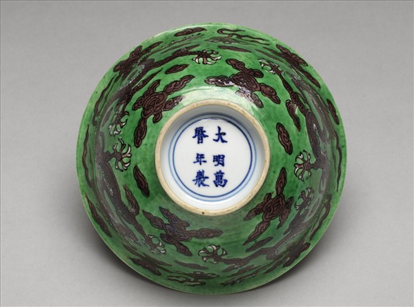 綠地紫彩龍紋碗