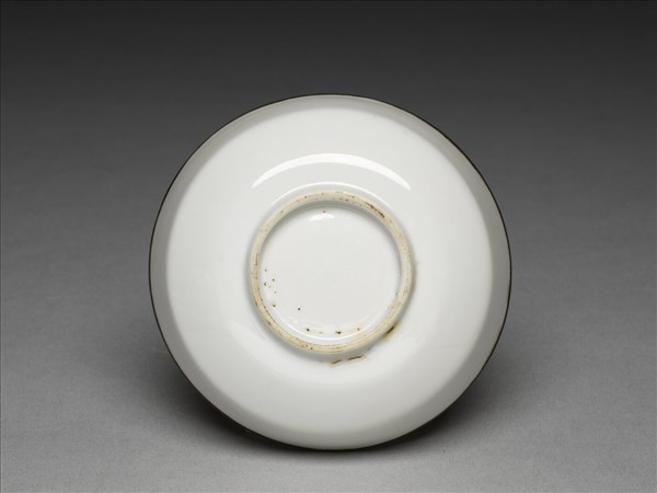 白瓷折腰碟