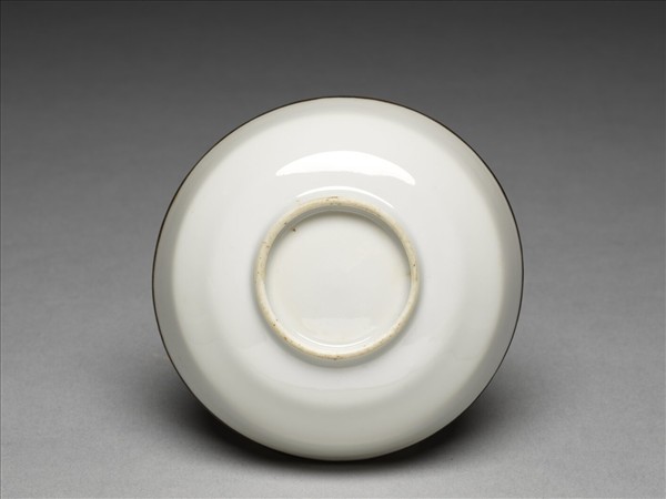 白瓷折腰碟