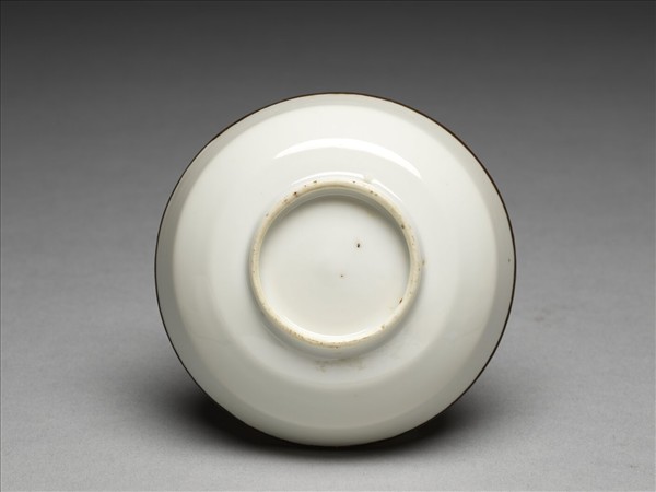 白瓷折腰碟