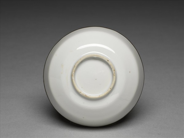 白瓷折腰碟