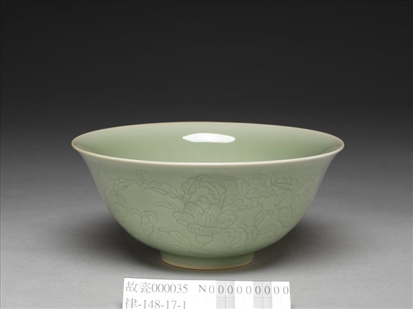 青瓷劃花牡丹紋碗