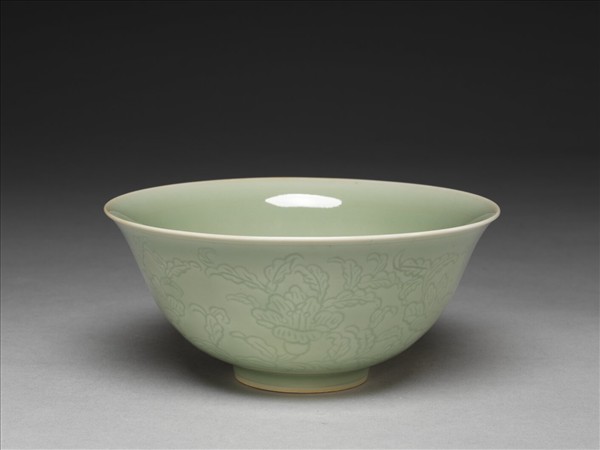 青瓷劃花牡丹紋碗