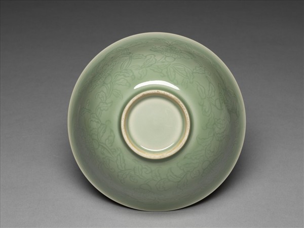 青瓷劃花牡丹紋碗