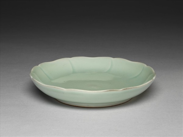 青瓷花口盤