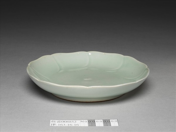 青瓷花口盤