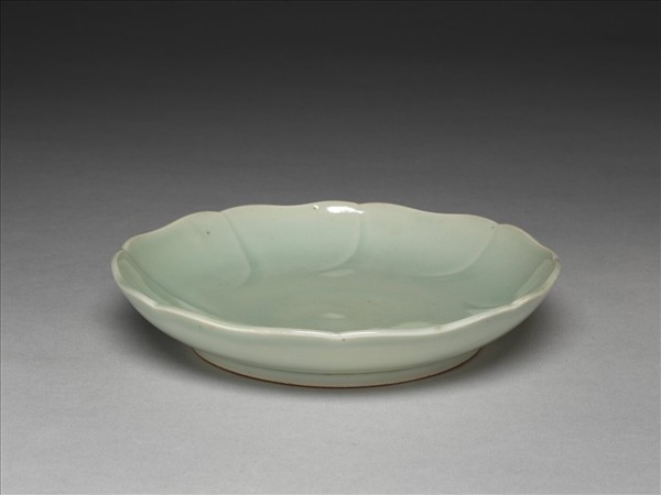 青瓷花口盤