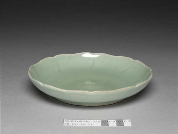 青瓷花口盤