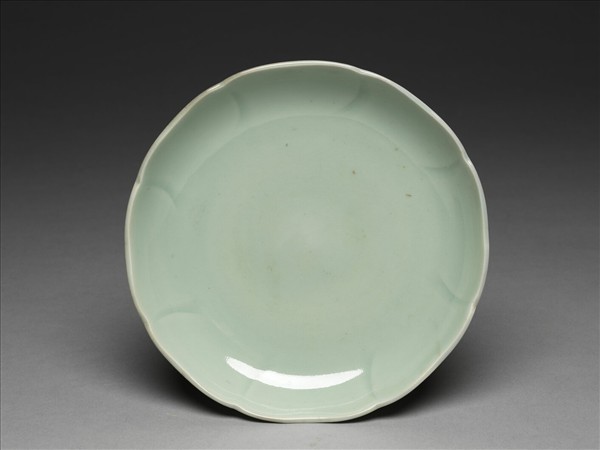 青瓷花口盤
