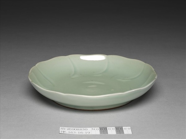 青瓷花口盤