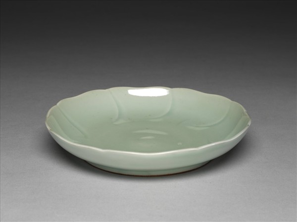 青瓷花口盤