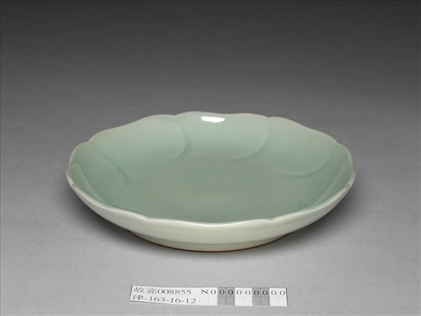 青瓷花口盤