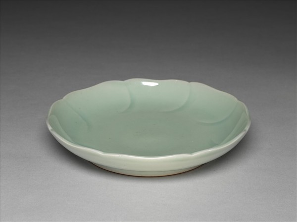 青瓷花口盤