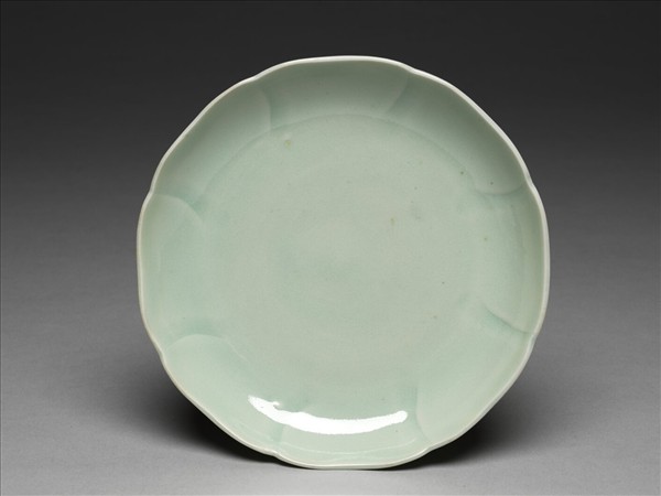 青瓷花口盤