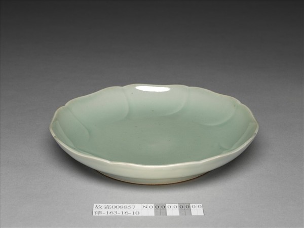 青瓷花口盤