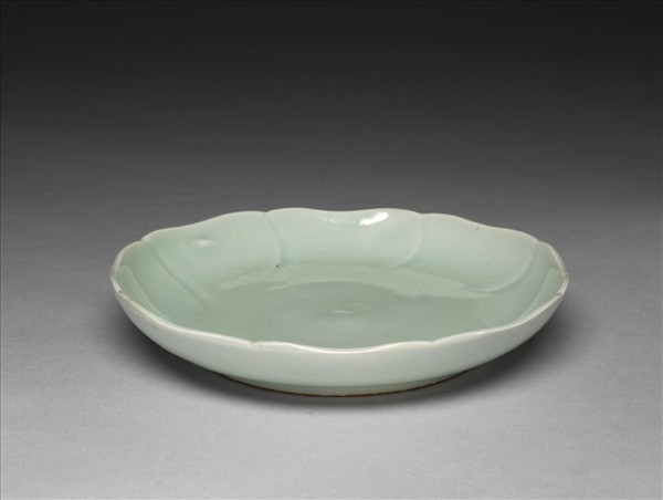 青瓷花口盤