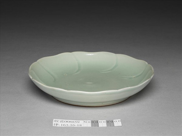 青瓷花口盤