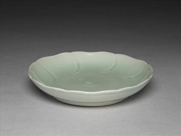 青瓷花口盤