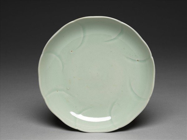 青瓷花口盤