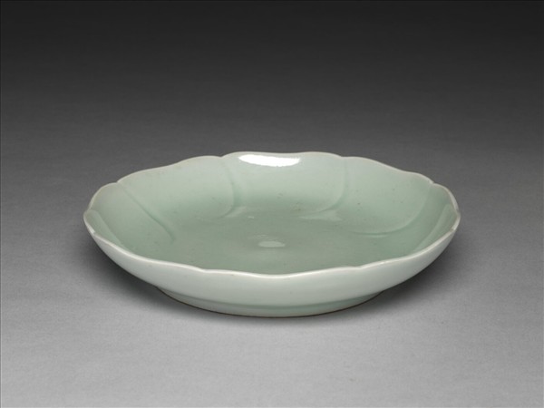 青瓷花口盤