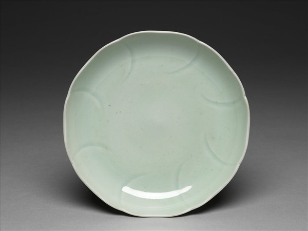 青瓷花口盤