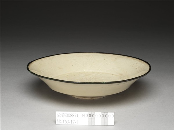 定窯 白瓷劃花蓮塘紋折腰盤