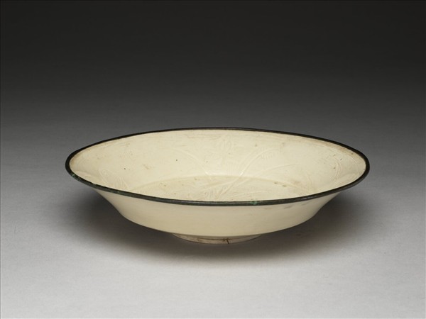 定窯 白瓷劃花蓮塘紋折腰盤